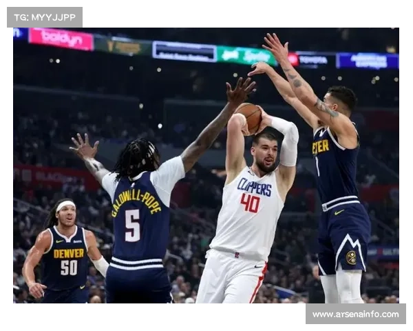 市场动态:祖巴茨或缺席引发快船内线调整讨论,科林斯表现获认可 市场动态:祖巴茨或缺席引发快船内线调整讨论,科林斯表现获认可